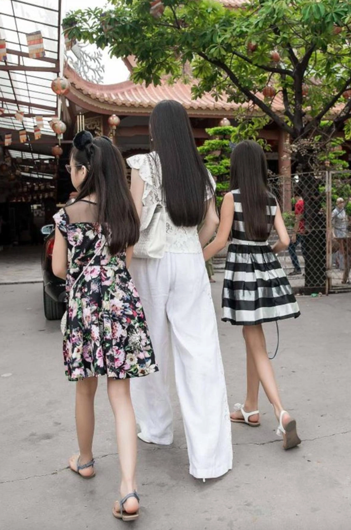 Hình ảnh nữ ca sĩ bên cạnh hai cô con gái.