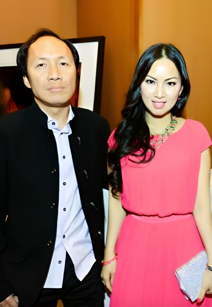Ca sĩ Hà Phương và chồng là tỷ phú Chính Chu đã có hơn 20 chung sống. Nữ ca sĩ phải nhiều lần lên tiếng về chuyện hôn nhân, khẳng định vợ chồng vẫn đang hạnh phúc.