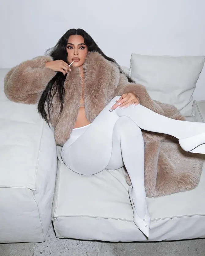 Kim Kardashian đầy gợi cảm trong áo khoác lông phối cùng quần bó trắng xuyên thấu.