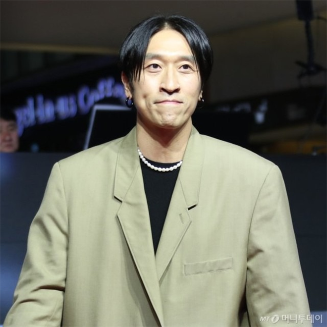 Nam ca sĩ Bbaekga tố bạn gái sống giả tạo.