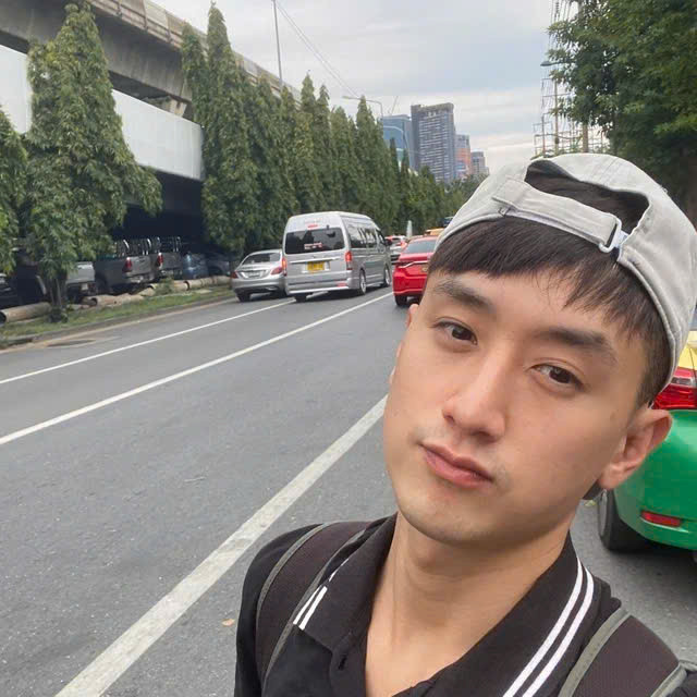 Diễn viên Huy Ma về nước trong tình trạng không có tiền.