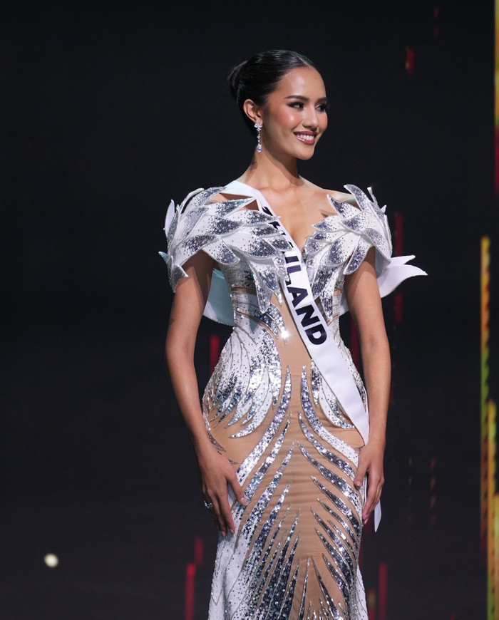 Opal Suchata - đại diện Thailand dừng chân tại ngôi vị Á hậu 3 Miss Universe 2024. Cô chính là mỹ nhân 'gánh còng lưng' châu Á khi là nhân tố duy nhất của châu lục này tại top 12 và top 5 chung cuộc. Cái tên Opal Suchata từ đó trở thành từ khoá được tìm kiếm khắp các diễn đàn nhan sắc sau khi đêm chung kết Miss Univer 2024 khép lại. Đặc biệt, công chúng đổ dồn sự chú ý về gu thời trang ấn tượng của người đẹp xứ chùa Vàng.