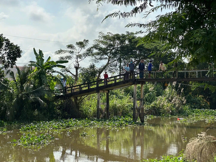 Lực lượng chức năng đang tiếp tục truy tìm để bắt cá sấu. Ảnh: CHÍ TÂM