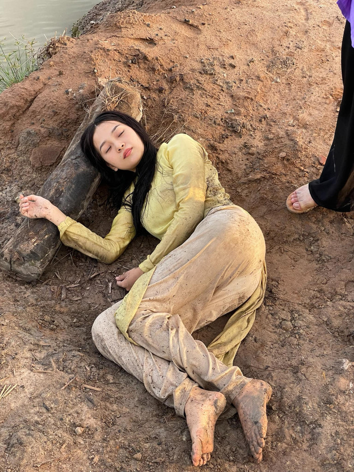 Khán giả dành lời khen cho sự lăn xả của nữ diễn viên.