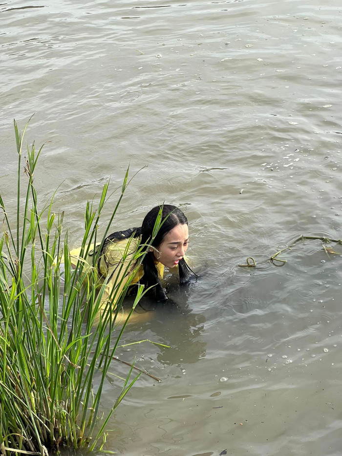 Hậu trường cảnh Trúc nhảy sông thoát thân ở Tham Vọng Giàu Sang.