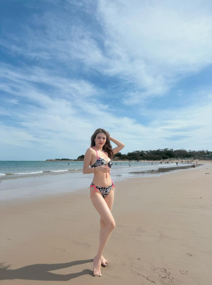 Đôi chân trắng nõn nà, dài miên man cùng vòng 1 căng tràn là một trong những lợi thế giúp em gái Công Vinh tự tin diện bikini.