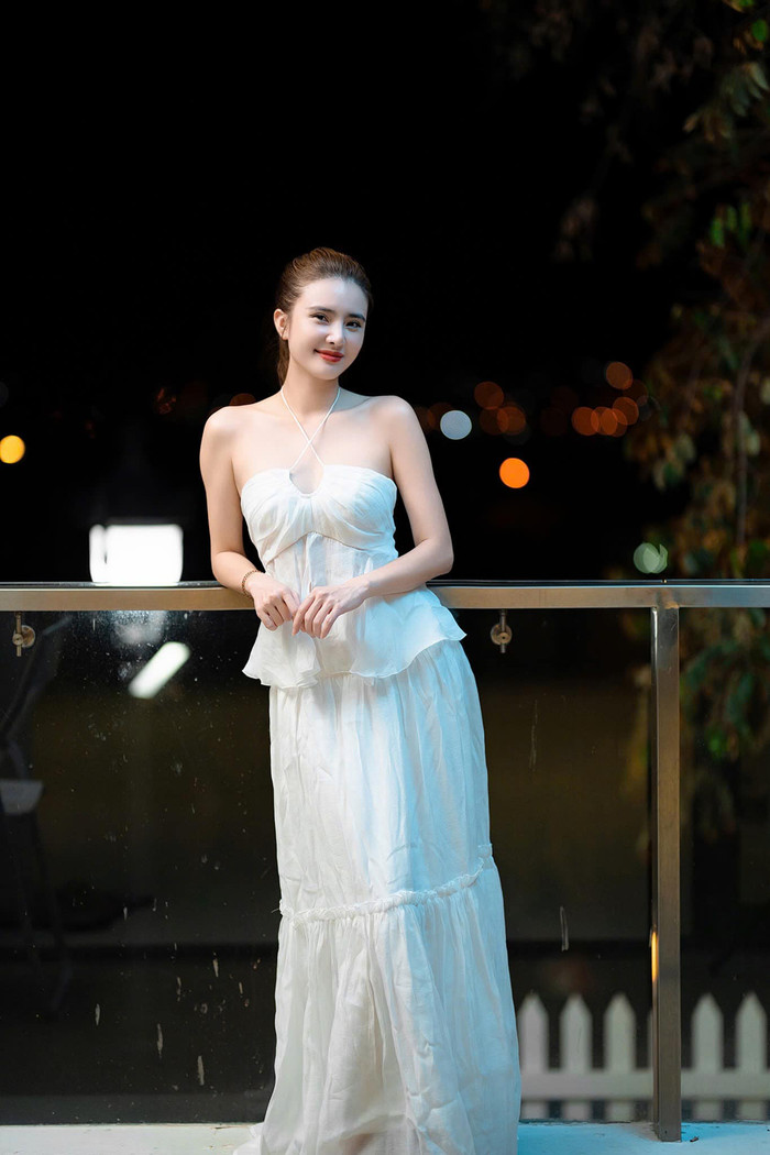 Dù không hoạt động nghệ thuật nhưng cuộc sống của Lê Khánh Chi - em gái Công Vinh luôn nhận được sự quan tâm.