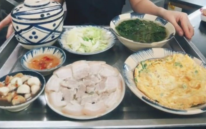 Mâm cơm đang gây sốt khắp cõi mạng với tận 5 món nhưng chỉ 77 nghìn đồng Ảnh 2