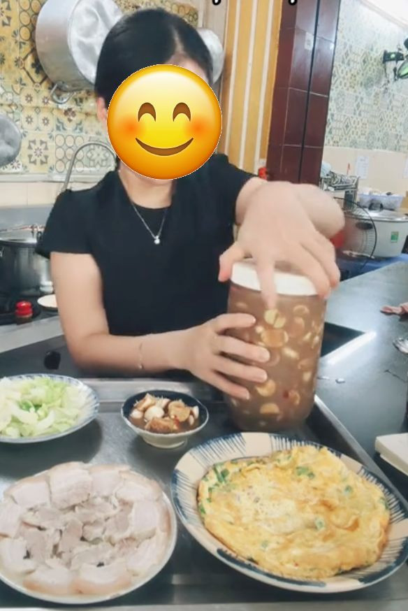 Mâm cơm 77 nghìn với 5 món ăn.