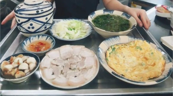 Mâm cơm 5 món giá 77 nghìn đồng đang gây bão mạng.