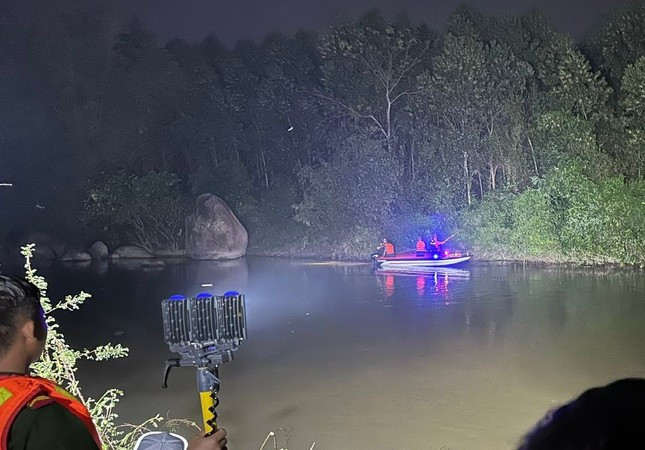 Lực lượng chức năng xuyên đêm tìm kiếm nạn nhân. Ảnh: Báo Tiền Phong.