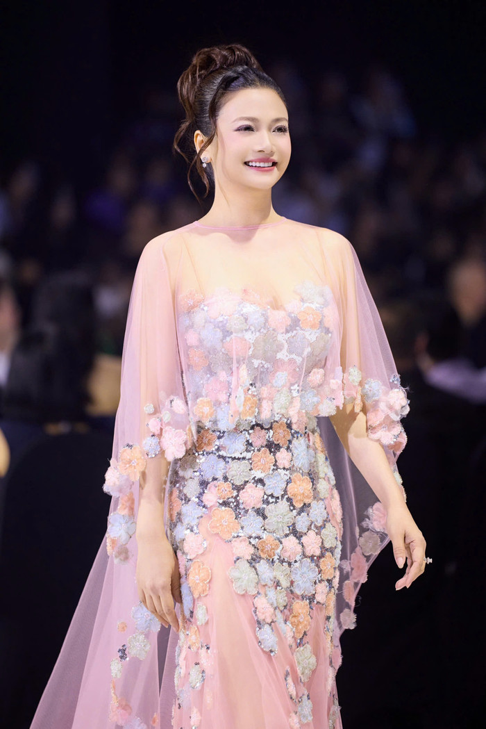 Kiều Anh lần đầu mặc váy cưới, xuất hiện trên sàn diễn thời trang với vai trò người mẫu. 