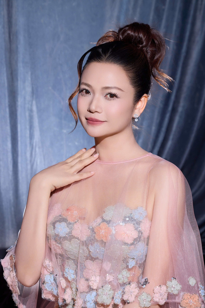 Nhan sắc nhẹ nhàng, mặn mà cùng nụ cười rạng rỡ của Kiều Anh được nhận xét là hệt như một cô dâu trong ngày trọng đại. 