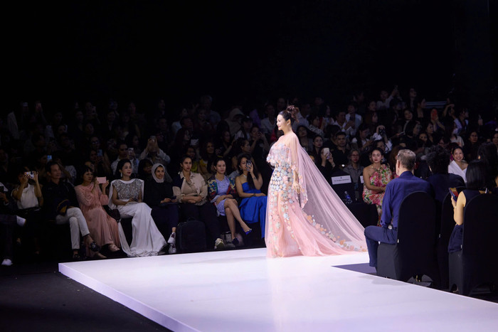 Kiều Anh được khen ngợi khi có màn trình diễn thành công trên sàn diễn thời trang váy cưới diễn ra vào tối ngày 15/11. 