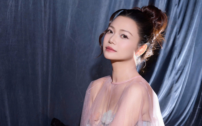 Kiều Anh mặc váy cưới xuyên thấu gây bão Ảnh 2