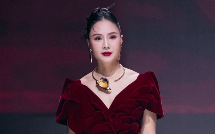 Hồng Diễm khoe 'cặp kiếm Nhật' thon dài ở tuổi 41 Ảnh 2