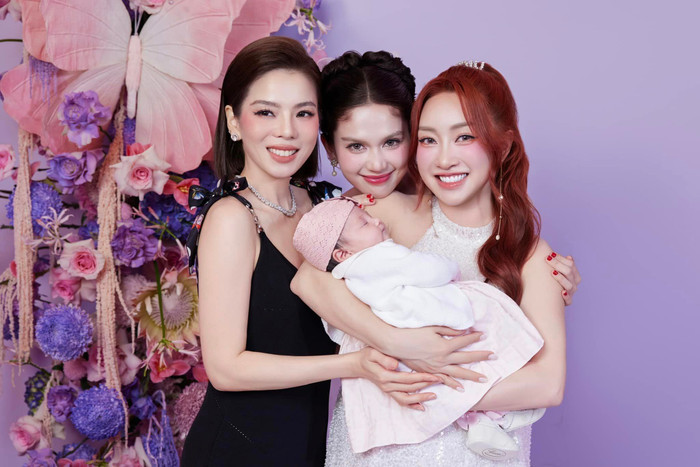 Lệ Quyên tự tin 'đọ sắc' với Ngọc Trinh khi tham gia tiệc đầy tháng của con gái Chi Bảo. Ảnh: FBNV