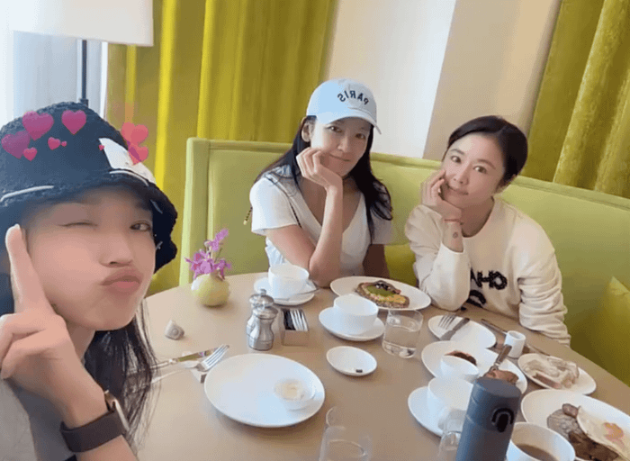 Thư Kỳ chủ động cầm điện thoại để cùng Lâm Tâm Như và Lâm Hy Lôi 'sống ảo'. Ảnh: Sưu tầm