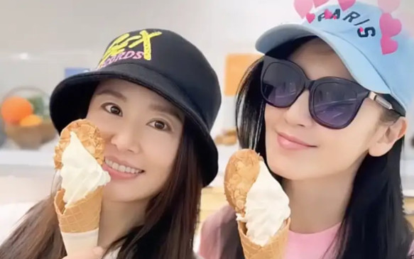 Lâm Tâm Như vi vu cùng hội chị em, diện mạo U50 gây tò mò Ảnh 2