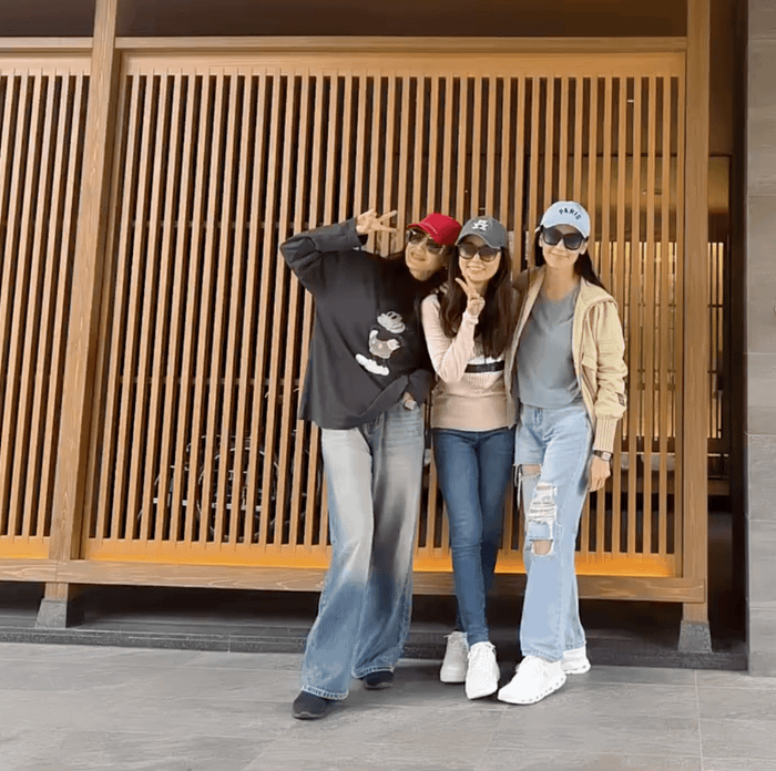 Lâm Tâm Như đứng giữa Lâm Hy Lôi và Thư Kỳ, cả ba diễn viên khéo khoe vóc dáng thon gọn dù chỉ diện trang phục đơn giản. Ảnh: Sưu tầm