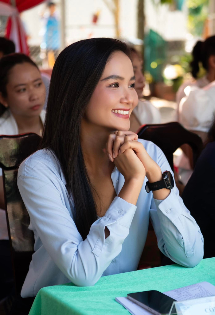 H'Hen Niê đẹp dịu dàng khi tham gia các hoạt động công tác xã hội. Ảnh: FBNV