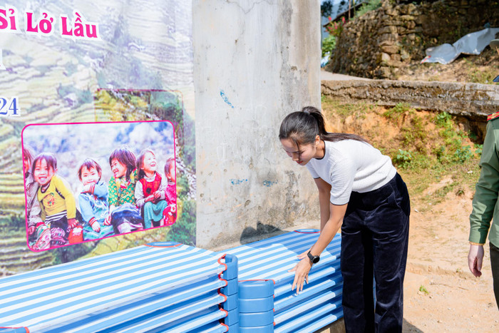 H'Hen Niê chăm chỉ làm từ thiện. Ảnh: FBNV