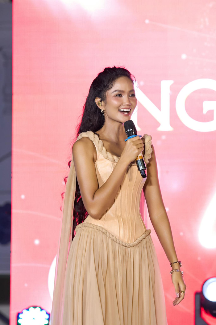 H'Hen Niê cười tươi rói trên sân khấu. Ảnh: FBNV