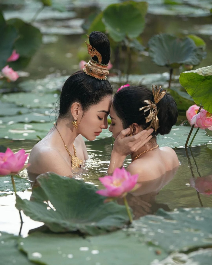 Nữ Hoàng Ayodhaya gây sốt với những cảnh nóng táo bạo