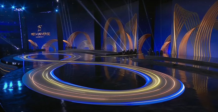 Miss Universe nhiều lần để lộ 'không gian chết' của sân khấu, chẳng có 1 bóng người.