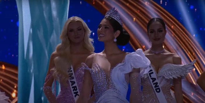 Phần 'final walk' của đương kim Miss Universe - Sheynnis Palacios không chút ánh đèn.