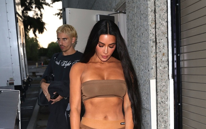 Kim Kardashian 'đốt mắt' với thân hình quyến rũ trong áo crop top siêu nhỏ Ảnh 2