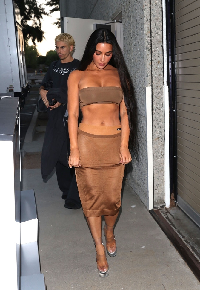  Kim Kardashian luôn là người dẫn đầu xu hướng.