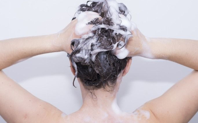 9 bước gội đầu chuẩn salon cho mát tóc bóng khỏe, suôn mượt tại nhà Ảnh 2