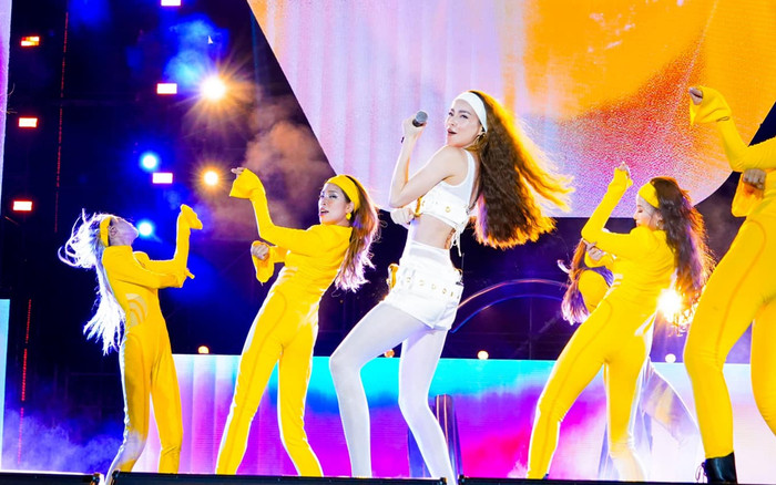 Hồ Ngọc Hà diện áo mỏng tang, lộ khoảnh khắc khiến khán giả 'đỏ mặt' Ảnh 2