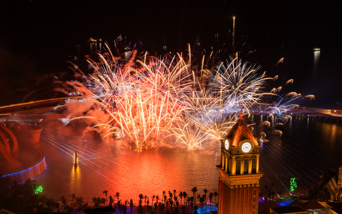 Không thể rời mắt trước 'ma trận ánh sáng' của hàng trăm bông pháo hoa bay vút lên trời Ảnh 2