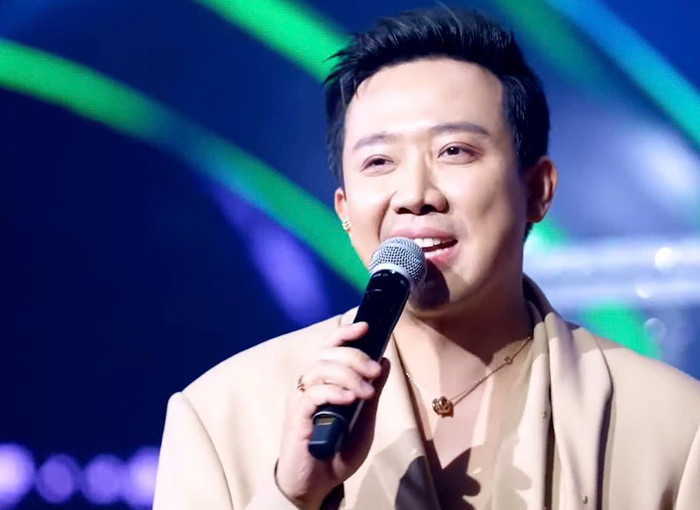 Trấn Thành dùng chữ 'táp một lần ba cái hamburger' để nói về miệng của ca sĩ Phạm Anh Duy. 