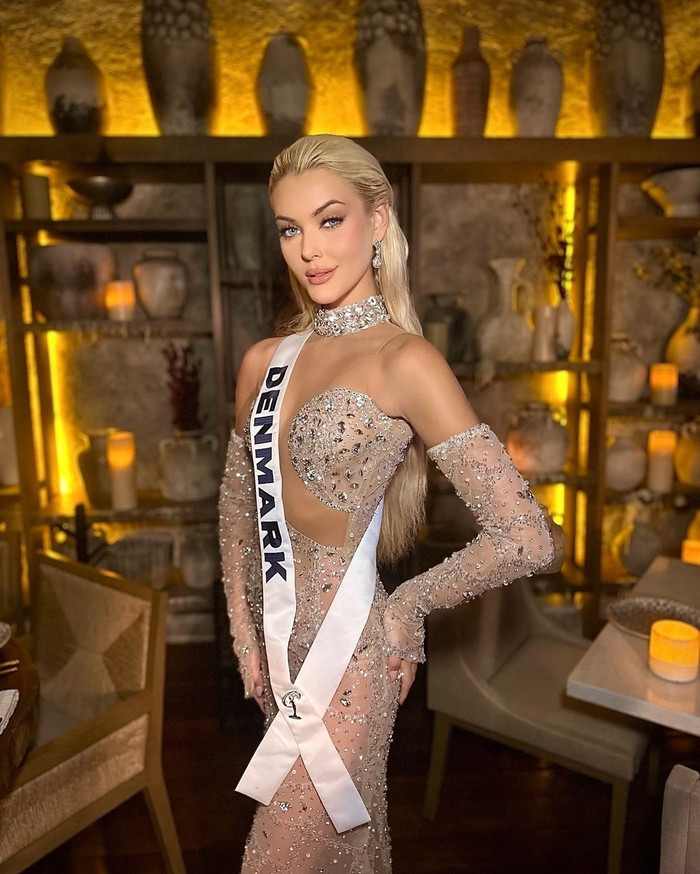 Victoria Kjær Theilvig chứng minh độ 'nhạy trend' trong cách ăn mặc. Tân Miss Universe 'lăng xê' mốt xuyên thấu. Tuy nhiên, mẫu váy xuyên thấu được Victoria Kjær Theilvig diện còn nóng bỏng hơn cả khi bổn sung thêm đường khoét sâu từ ngực đến tận eo.