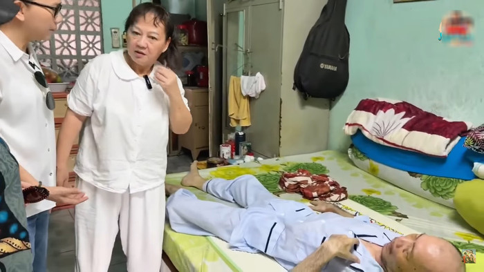 Vợ Tô Thanh Phương cho biết nam ca sĩ yếu hơn sau khi bị ngã lầu.