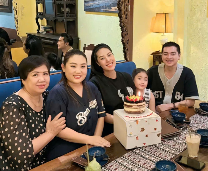 Quang Minh được lòng gia đình bạn gái, anh thường xuyên xuất hiện trong những khung ảnh chung của gia đình, chứng tỏ mối quan hệ rất tốt đẹp.