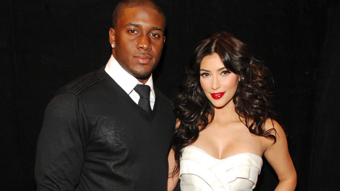 Năm 2000, khi chỉ mới 19 tuổi, Kim Kardashian bí mật kết hôn với nhà sản xuất âm nhạc Damon Thomas. Tuy nhiên, cuộc hôn nhân chỉ kéo dài ba năm trước khi họ ly dị vào năm 2003. Trong những tài liệu ly hôn, Kim tiết lộ cô cảm thấy bị kiểm soát quá mức, mặc dù Damon phủ nhận những cáo buộc này. Câu chuyện kết thúc, nhưng đây chính là nền móng cho chuỗi mối quan hệ nổi bật sau này.