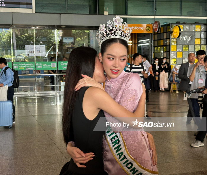 Những người chị em cùng công ty nàng hậu không giấu được xúc động khi nhìn thấy Thanh Thủy bước lên một cương vị mới sau nhiều nỗ lực. 