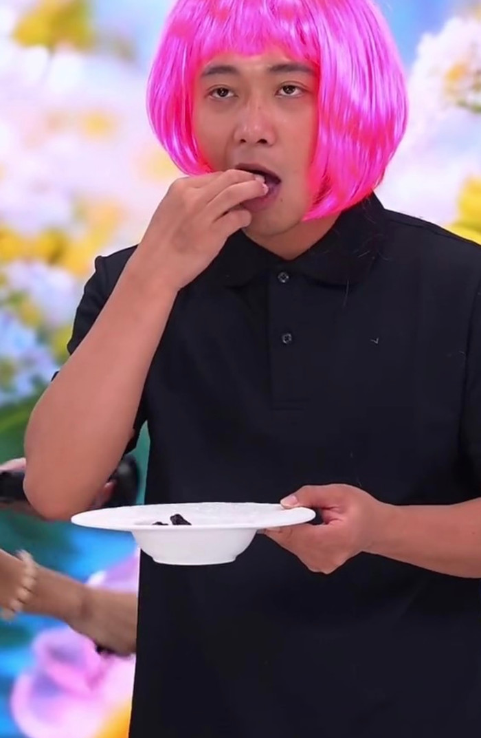 Bộ tóc giả màu hồng mới đây cũng khiến Quang Linh Vlogs được chú ý.