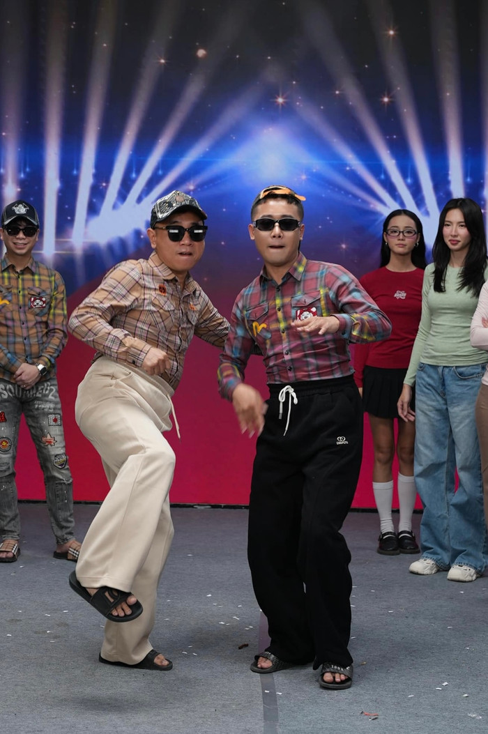 Quang Linh Vlogs cũng đổi mới hình ảnh qua nhiều phiên livestream.