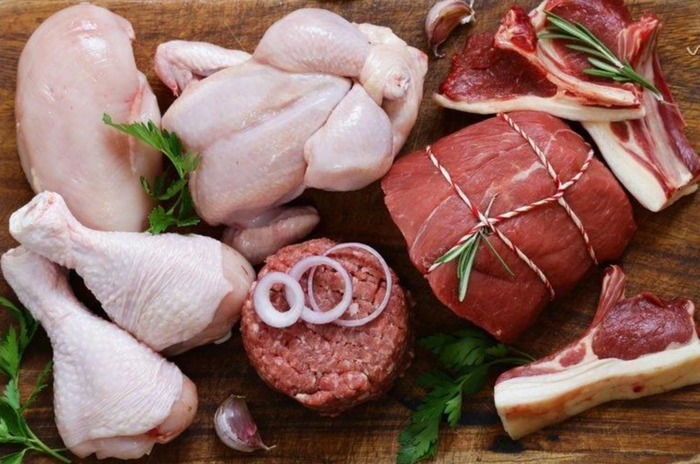 Thịt gà, thịt bò mang hàm lượng protein dồi dào.