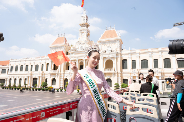 Diện trang phục áo dài truyền thống, đội vương miện Miss International, Thanh Thủy không giấu được xúc động khi được sống trong khoảnh khắc đầy tự hào như Thùy Tiên của ba năm trước đây, thời điểm mà người đẹp cũng vừa chiến thắng Miss Grand International. 