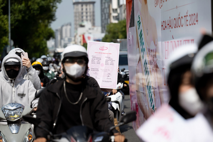 Thậm chí, có người còn chuẩn bị giấy đăng ký kết hôn được điền tên Thanh Thủy sẵn vì quá yêu mến chân dài. 