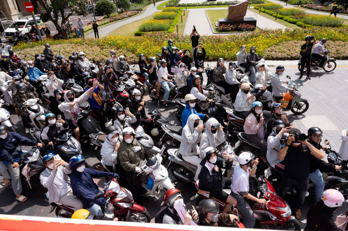 Chuyến diễu hành đi qua nhiều địa điểm và cung đường quan trọng của thành phố, bao gồm từ đường Nguyễn Văn Trỗi, Nam Kỳ Khởi Nghĩa, Dinh Độc Lập, đường Đồng Khởi, nhà hát Thành Phố, phố đi bộ Nguyễn Huệ, Uỷ ban Nhân dân Thành Phố, Bưu điện Thành Phố, đường Lê Duẩn, đường Nguyễn Thị Minh Khai, đường Xô Viết Nghệ Tĩnh, đường Nguyễn Cửu Vân, đường Trần Văn Khê và cuối cùng dừng chân tại trụ sở công ty của Thanh Thủy. 