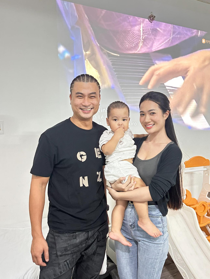 Hình ảnh Duy Hưng và Thanh Huế bế con trai Dũng kính gây sốt