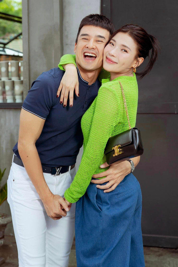 Thúy Diễm yêu cầu Lương Thế Thành đưa tiền lương ngay khi trở về nhà.