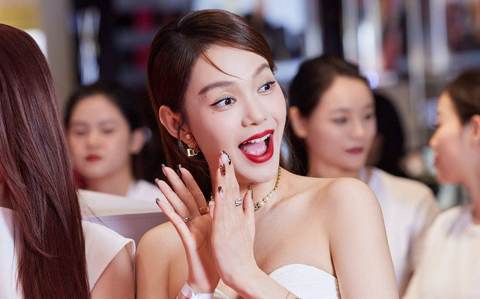 Minh Hằng diện đầm cúp ngực, nhan sắc 'phát sáng' giữa đám đông Ảnh 2